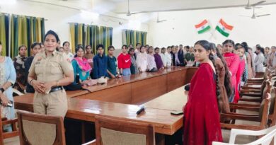 पुलिस की सेफ सिटी टीम ने भेरियां कॉलेज पेहवा में छात्राओं को पढाया जागरूकता का पाठ